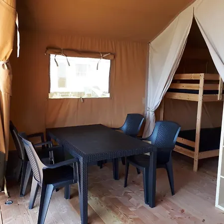 Oos Heem 캠프장 Montenau